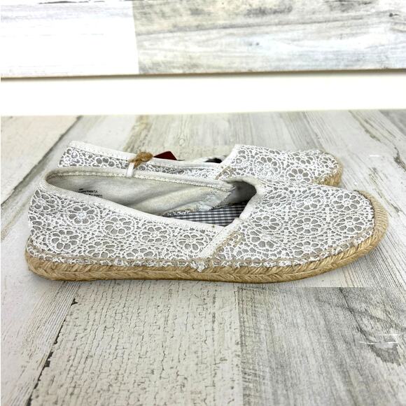 Makalu Women’s 7 White Floral Lace Embroidered crochet Slip-On Flats NEW - Picture 3 of 8